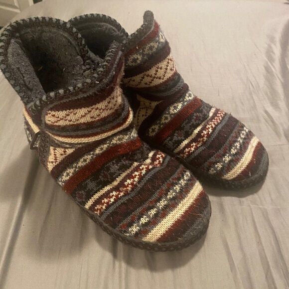 Muk Luks, women's short sweater, fleece lined, multicolor slipper boots size 7/8 - Picture 1 of 7